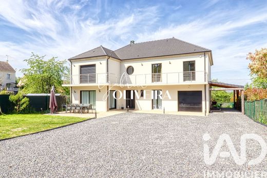 Villa in Domont, Val d'Oise