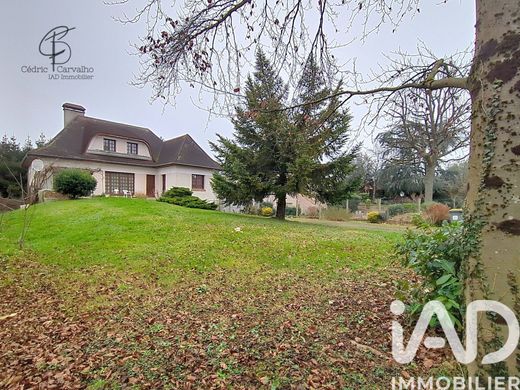 Villa in La Queue-en-Brie, Val-de-Marne