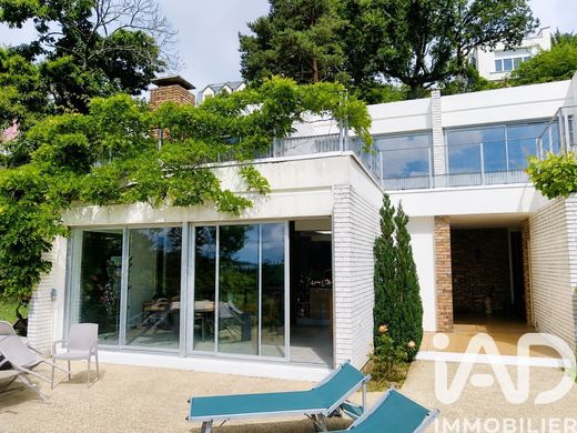 Villa in Le Plessis-Robinson, Hauts-de-Seine