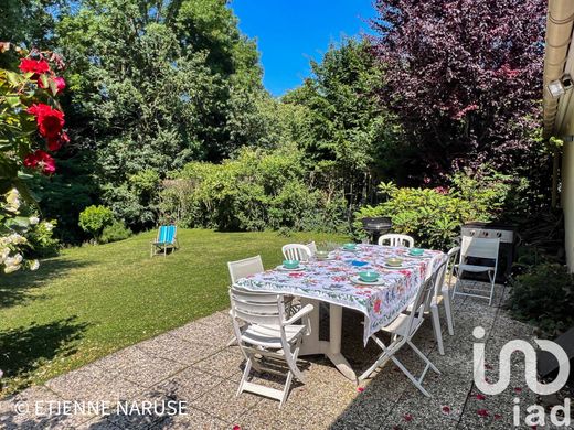 Villa in Le Port-Marly, Yvelines