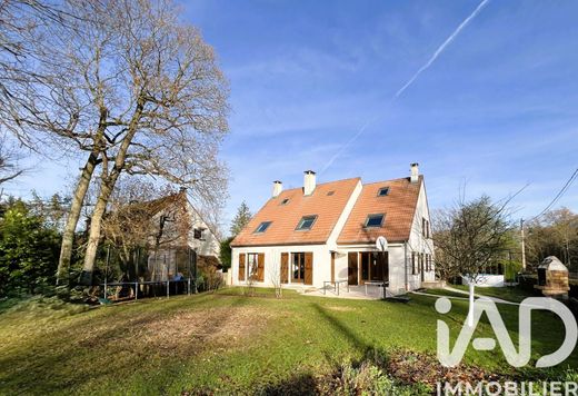 Villa in Le Mesnil-Saint-Denis, Yvelines