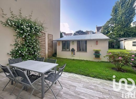 Daire Suresnes, Hauts-de-Seine