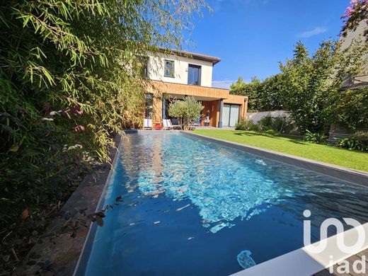 Villa in Bordeaux, Gironde