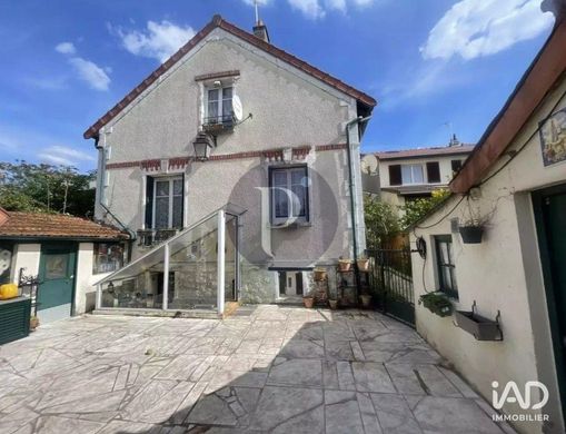 Villa in Saint-Maur-des-Fossés, Val-de-Marne