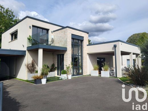 Villa in Saint-Cyr-sur-Loire, Indre and Loire
