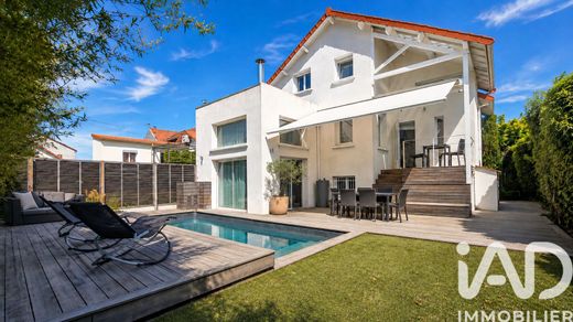 Villa in Vitry-sur-Seine, Val-de-Marne