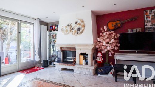 Villa in Vitry-sur-Seine, Val-de-Marne