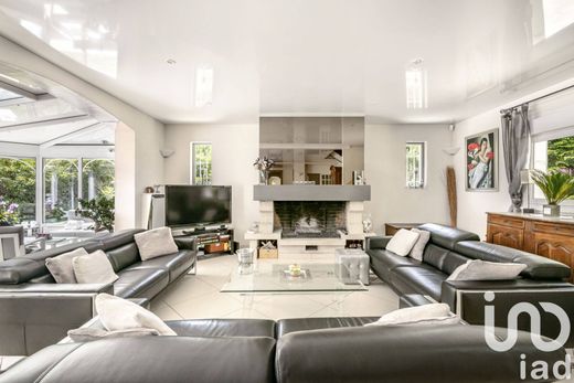 Villa in Lamorlaye, Oise