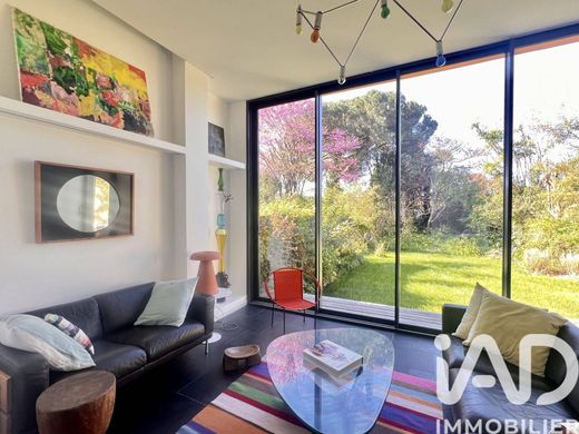 Villa in Bordeaux, Gironde