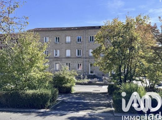 Edificio en Le Chambon-Feugerolles, Loira