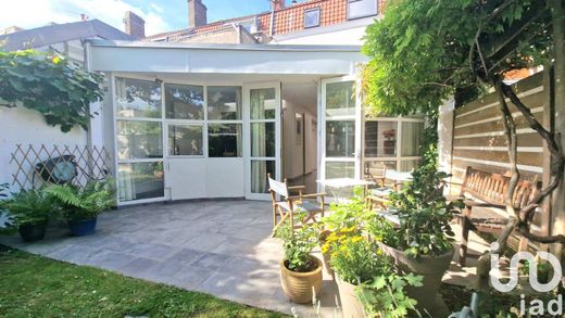 Villa a La Madeleine, North