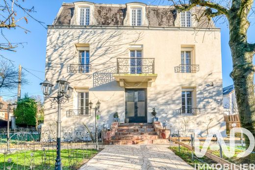 Villa in Noisy-le-Grand, Seine-Saint-Denis