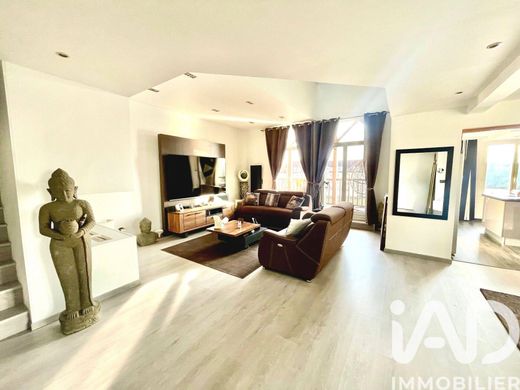 Apartment / Etagenwohnung in Cergy, Val d'Oise