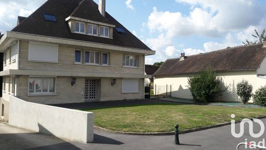 ‏בניין ב  Allonne, Oise