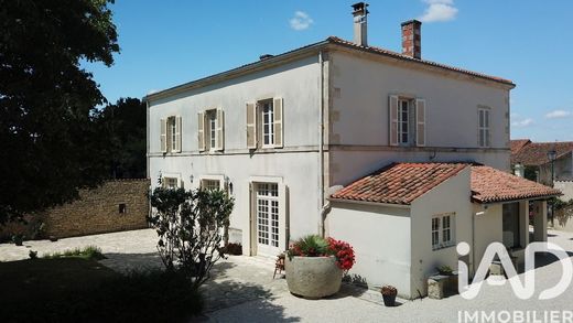 Villa in Saint-Sauveur-d'Aunis, Charente-Maritime