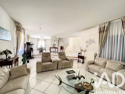 Villa in Saint-Denis, Seine-Saint-Denis