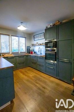 Villa in Rueil-Malmaison, Hauts-de-Seine