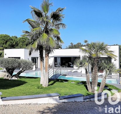 Willa w Saint-Laurent-des-Arbres, Gard