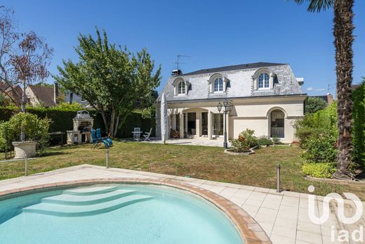 Villa in L'Haÿ-les-Roses, Val-de-Marne