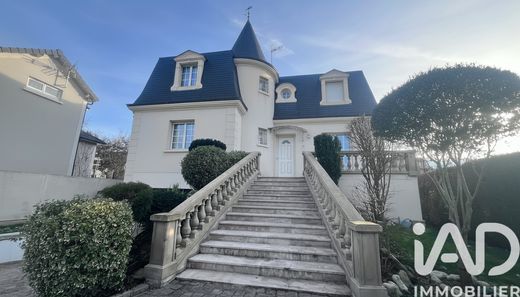 Villa in Noisy-le-Grand, Seine-Saint-Denis