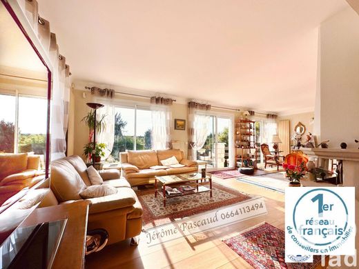 Villa in Rueil-Malmaison, Hauts-de-Seine