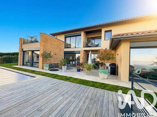 Villa in Poleymieux-au-Mont-d'Or, Rhône