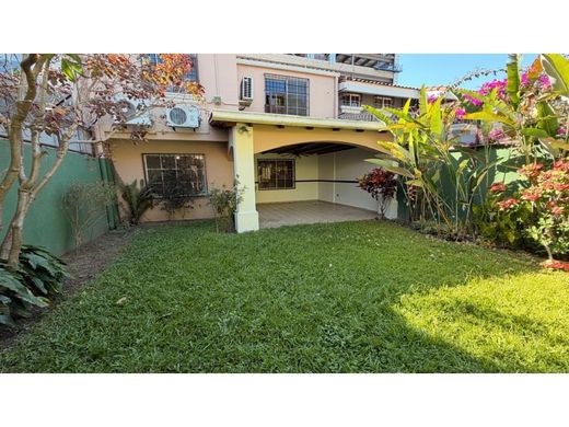 Casa de lujo en Antiguo Cuscatlán, Departamento de La Libertad