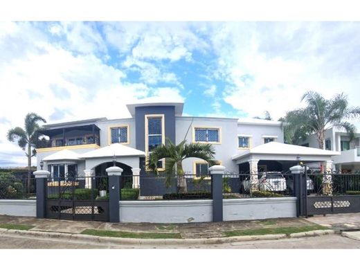 Luxus-Haus in Santiago de los Caballeros, Provincia de Santiago