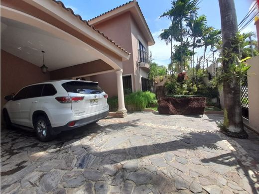 Casa de lujo en Santiago de los Caballeros, Provincia de Santiago