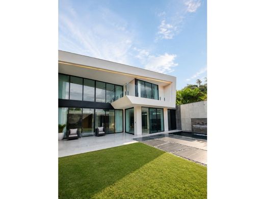 Casa de luxo - Nueva Caracas, Distrito Capital