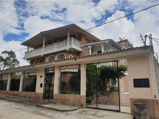 Πολυτελή κατοικία σε San Antonio de Los Altos, Municipio Los Salias