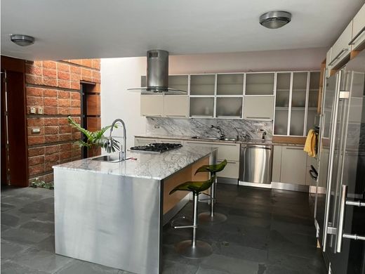 Lüks ev Karakas, Municipio Libertador