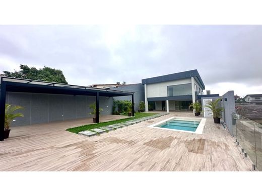 Casa de lujo en Nueva Caracas, Distrito Capital