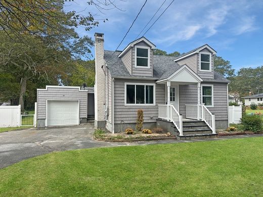 Luxury home in Medford, Suffolk County
