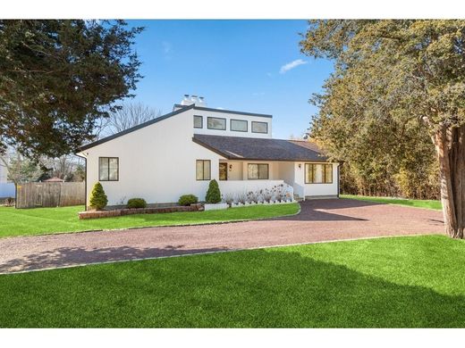 Luxury home in Hampton Bays, Suffolk County
