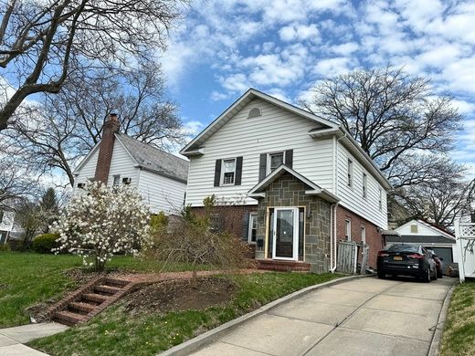 Luxury home in Queens Village, Queens
