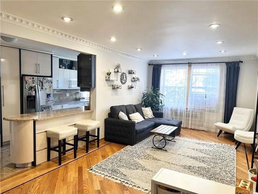 Apartment / Etagenwohnung in Queens, Queens County