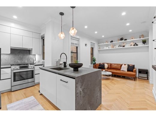 Apartment / Etagenwohnung in Queens, Queens County