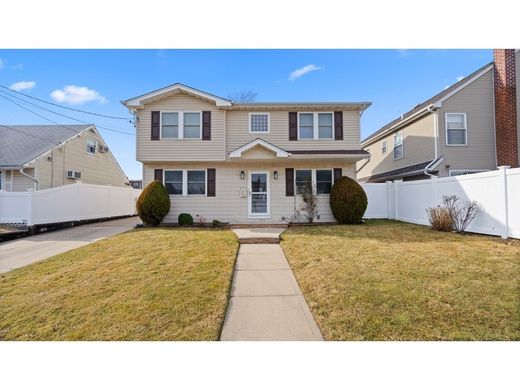 Luxury home in Bethpage, Nassau County