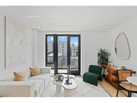 Apartment / Etagenwohnung in Queens, Queens County