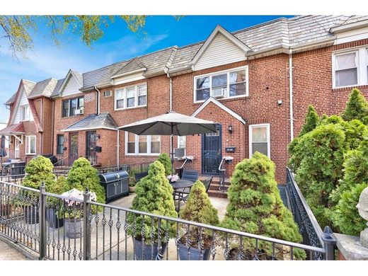 Luxury home in Queensbridge Houses, Queens