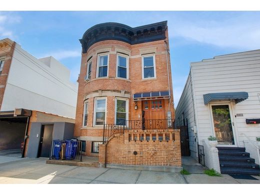 Townhouse in Queensbridge Houses, Queens