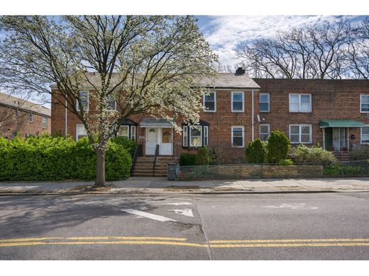 Townhouse in Queensbridge Houses, Queens
