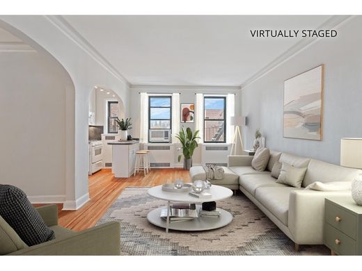 Apartment in Queensbridge Houses, Queens