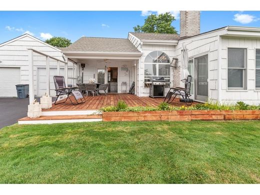 Apartment in Southampton, Suffolk County