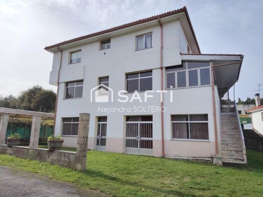 Edificio en La Estrada, Pontevedra
