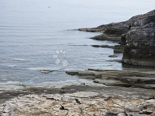 Land for sale in Marčana