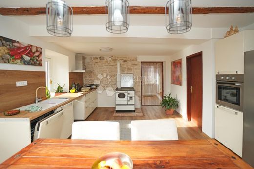 Luxury home in Svetvinčenat, Istria