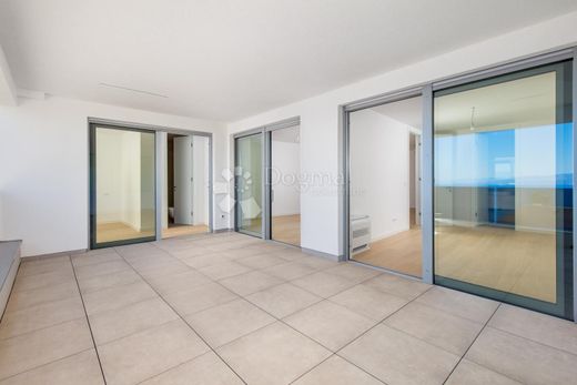 Daire Opatija, Grad Opatija