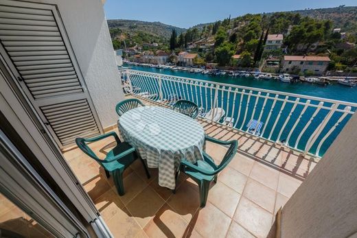 Luxury home in Milna, Split-Dalmatia
